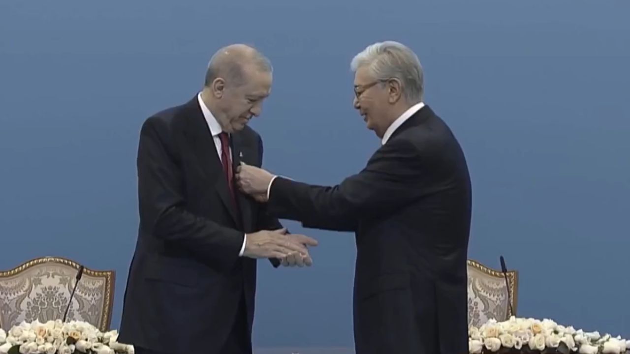 Kazakistan'da Cumhurbaşkanı Erdoğan'a 'Ahmet Yesevi Nişanı' verildi