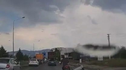 Elazığ’da motosiklet sürücüsünden tehlikeli yolculuk