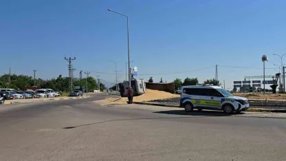 Gaziantep’te arpa yüklü tır kavşakta yan yattı: 1 yaralı