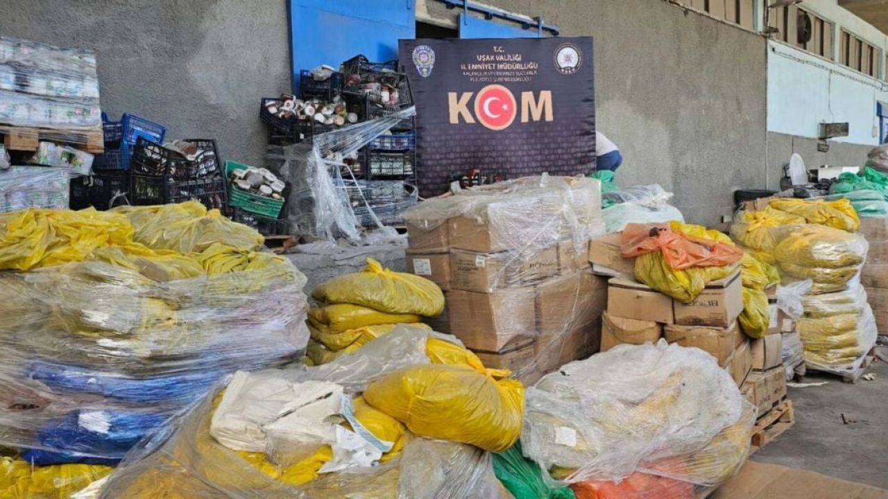 Uşak'ta 30 Ton Tarihi Geçmiş Çikolata ve Konserve Ürünü Ele Geçirildi