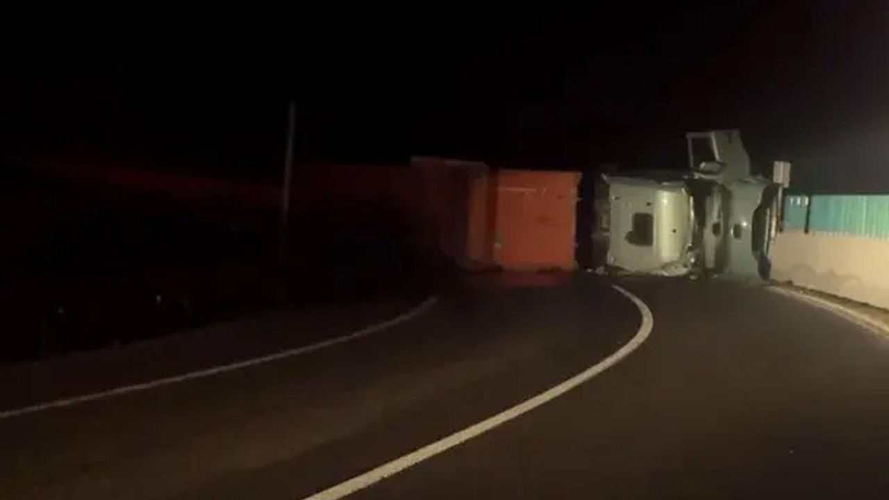 Yer: Bolu! Askeri Mühimmat yüklü tır devrildi