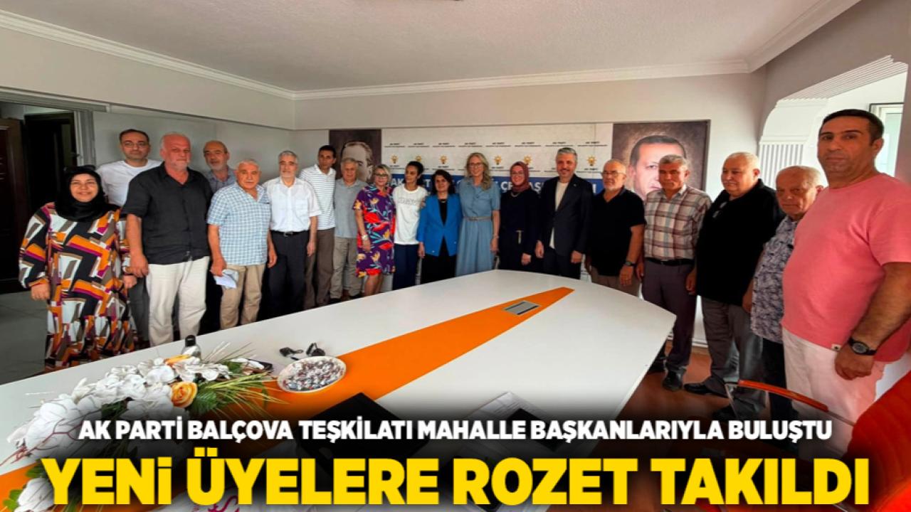 AK Parti Balçova Teşkilatı Mahalle Başkanlarıyla Buluştu, Yeni Üyelere Rozet Takıldı