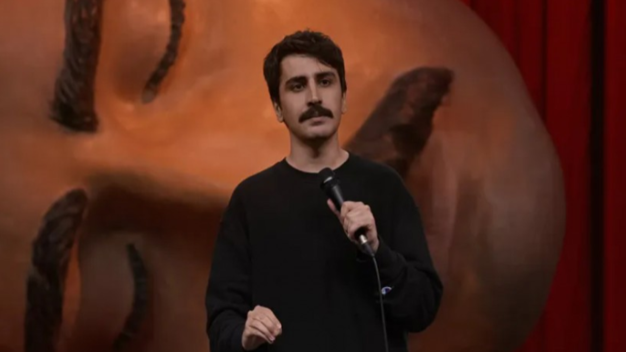 Komedyen Deniz Göktaş havaalanında gözaltına alındı