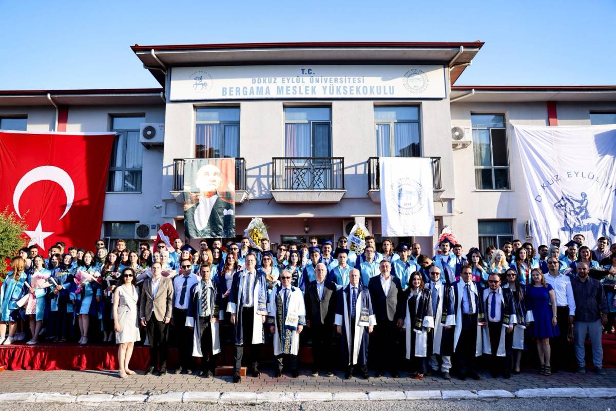 DEÜ BERGAMA MYO'DA MEZUNİYET COŞKUSU