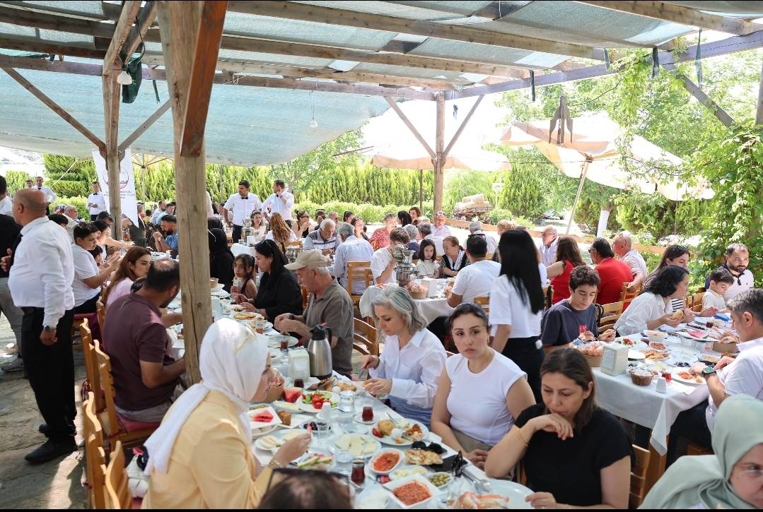 Kahramanmaraşlılar Bornova'da kahvaltı programında buluştu!
