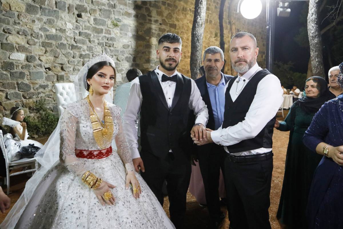 Özer ve Yüksel ailelerinin dostluğu akrabalığa dönüştü AZİZE VE MERT DÜNYAEVİNE GİRDİ