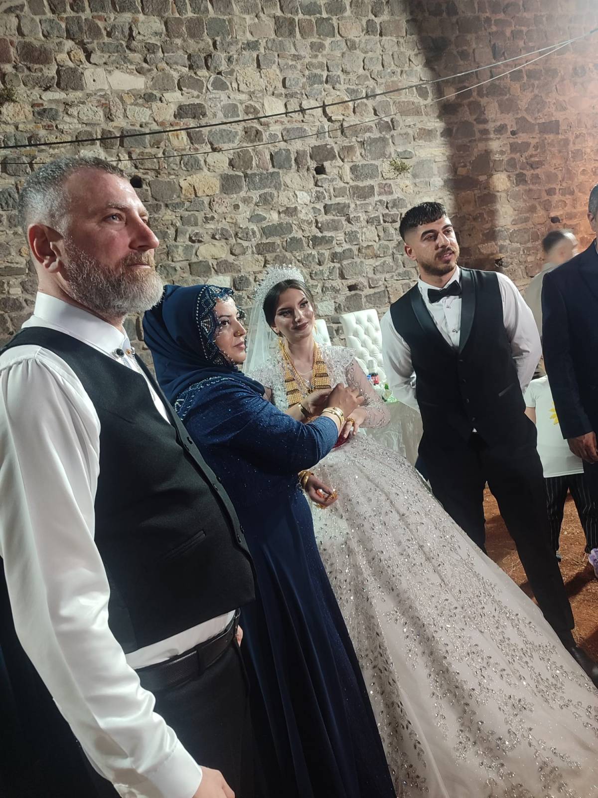 Özer ve Yüksel ailelerinin dostluğu akrabalığa dönüştü AZİZE VE MERT DÜNYAEVİNE GİRDİ