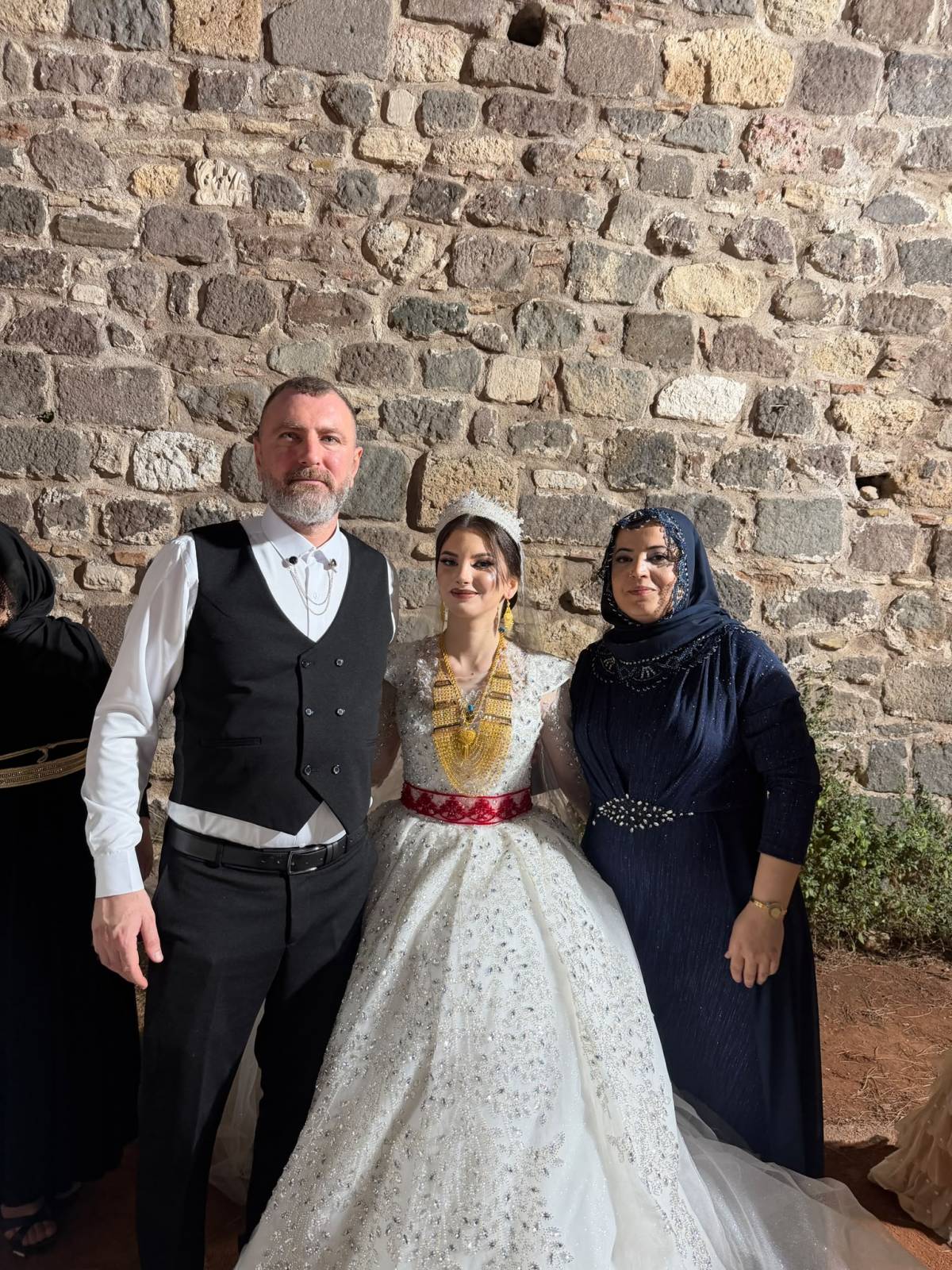 Özer ve Yüksel ailelerinin dostluğu akrabalığa dönüştü AZİZE VE MERT DÜNYAEVİNE GİRDİ
