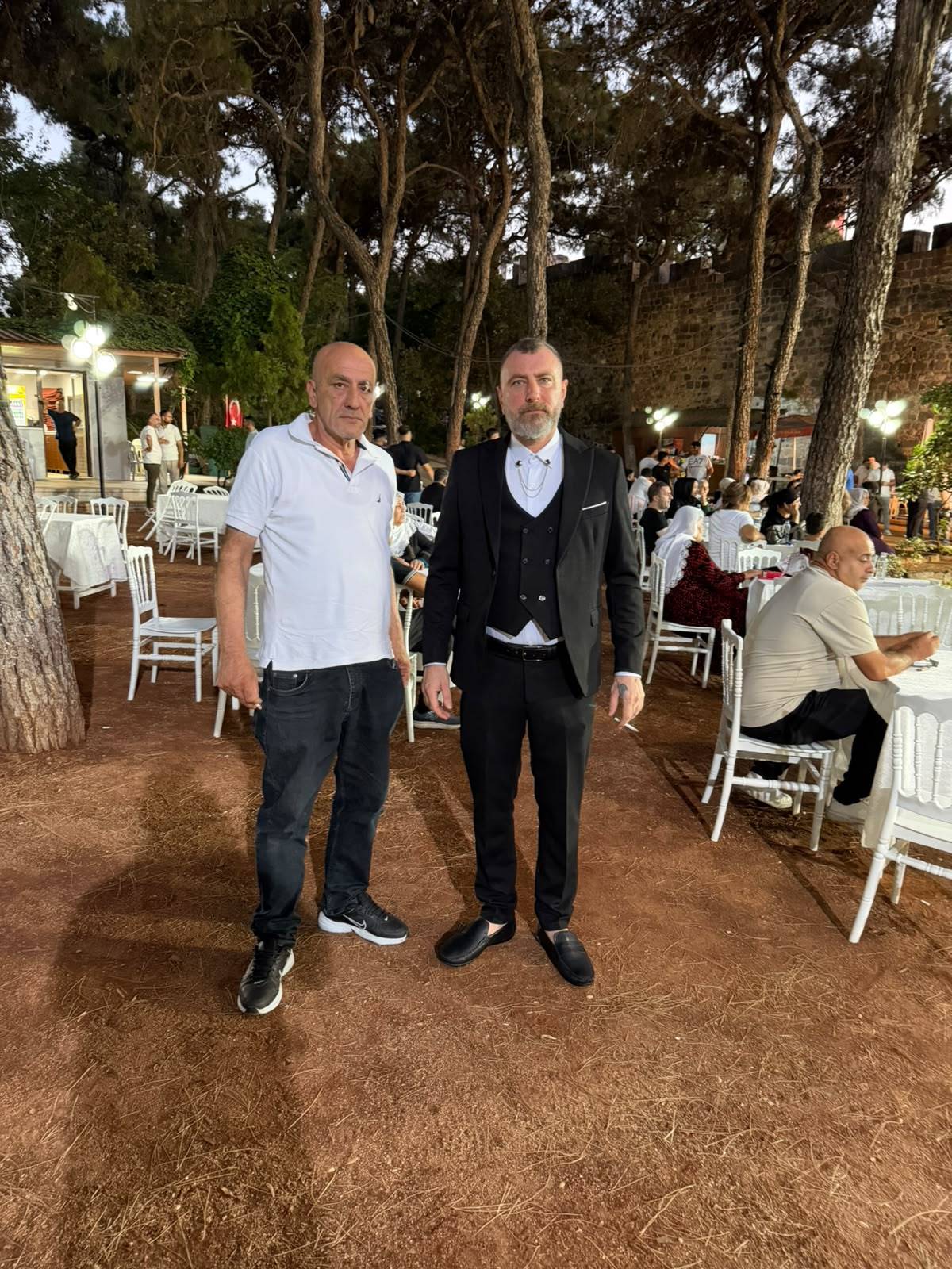 Özer ve Yüksel ailelerinin dostluğu akrabalığa dönüştü AZİZE VE MERT DÜNYAEVİNE GİRDİ