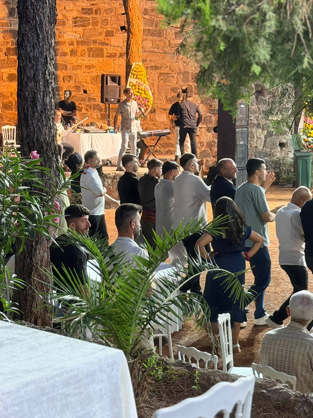 Özer ve Yüksel ailelerinin dostluğu akrabalığa dönüştü AZİZE VE MERT DÜNYAEVİNE GİRDİ