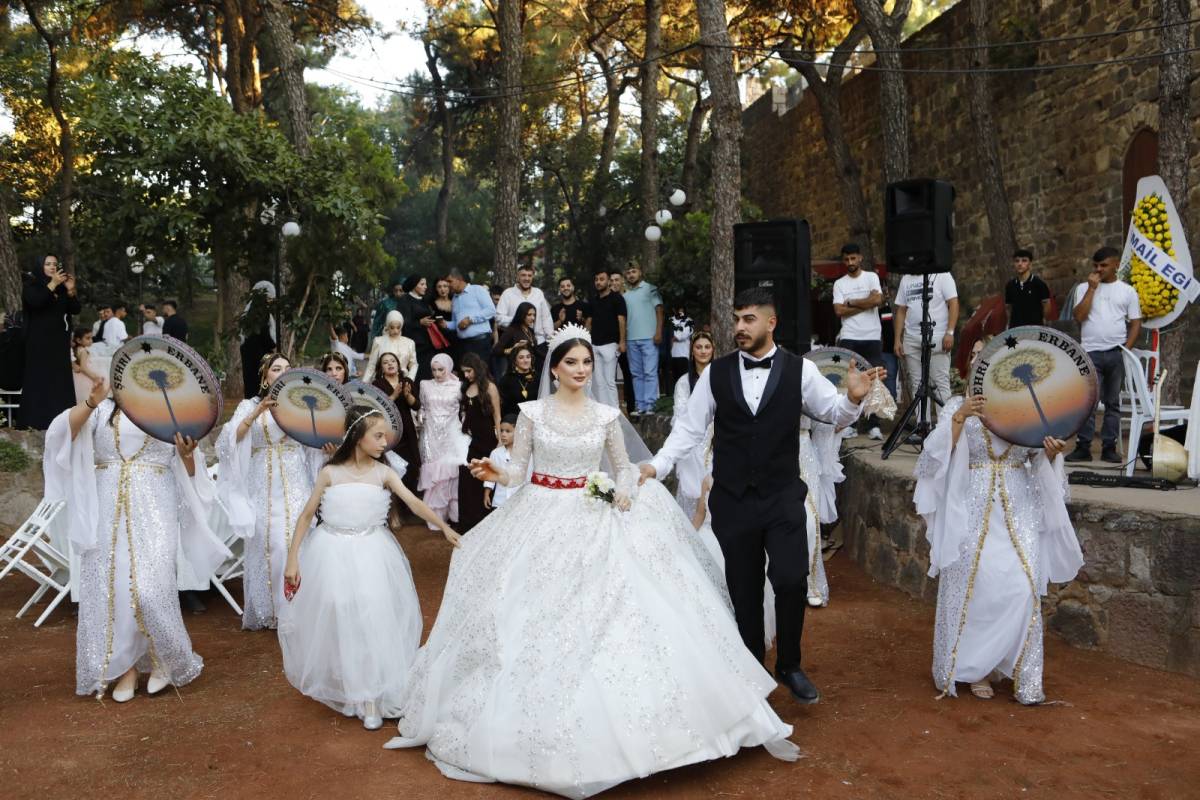Özer ve Yüksel ailelerinin dostluğu akrabalığa dönüştü AZİZE VE MERT DÜNYAEVİNE GİRDİ