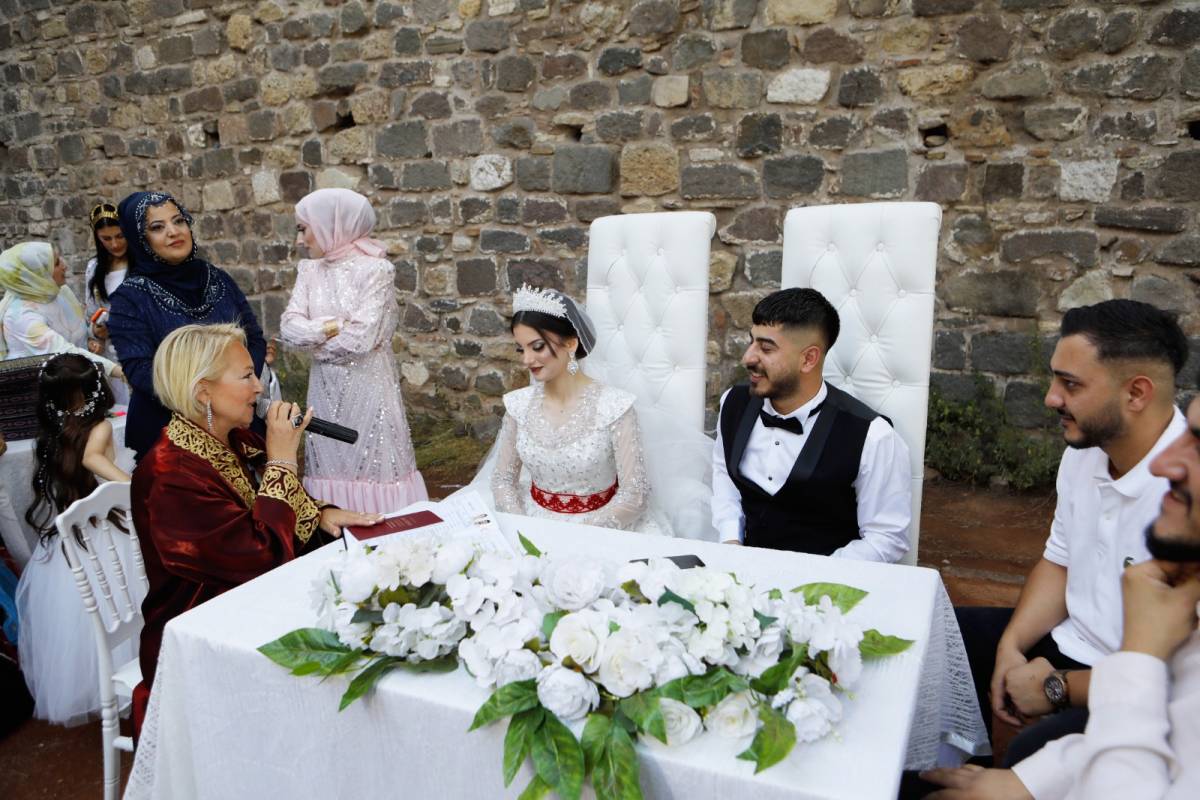 Özer ve Yüksel ailelerinin dostluğu akrabalığa dönüştü AZİZE VE MERT DÜNYAEVİNE GİRDİ
