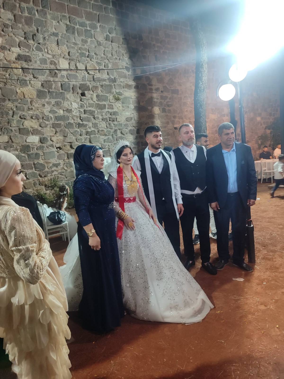 Özer ve Yüksel ailelerinin dostluğu akrabalığa dönüştü AZİZE VE MERT DÜNYAEVİNE GİRDİ