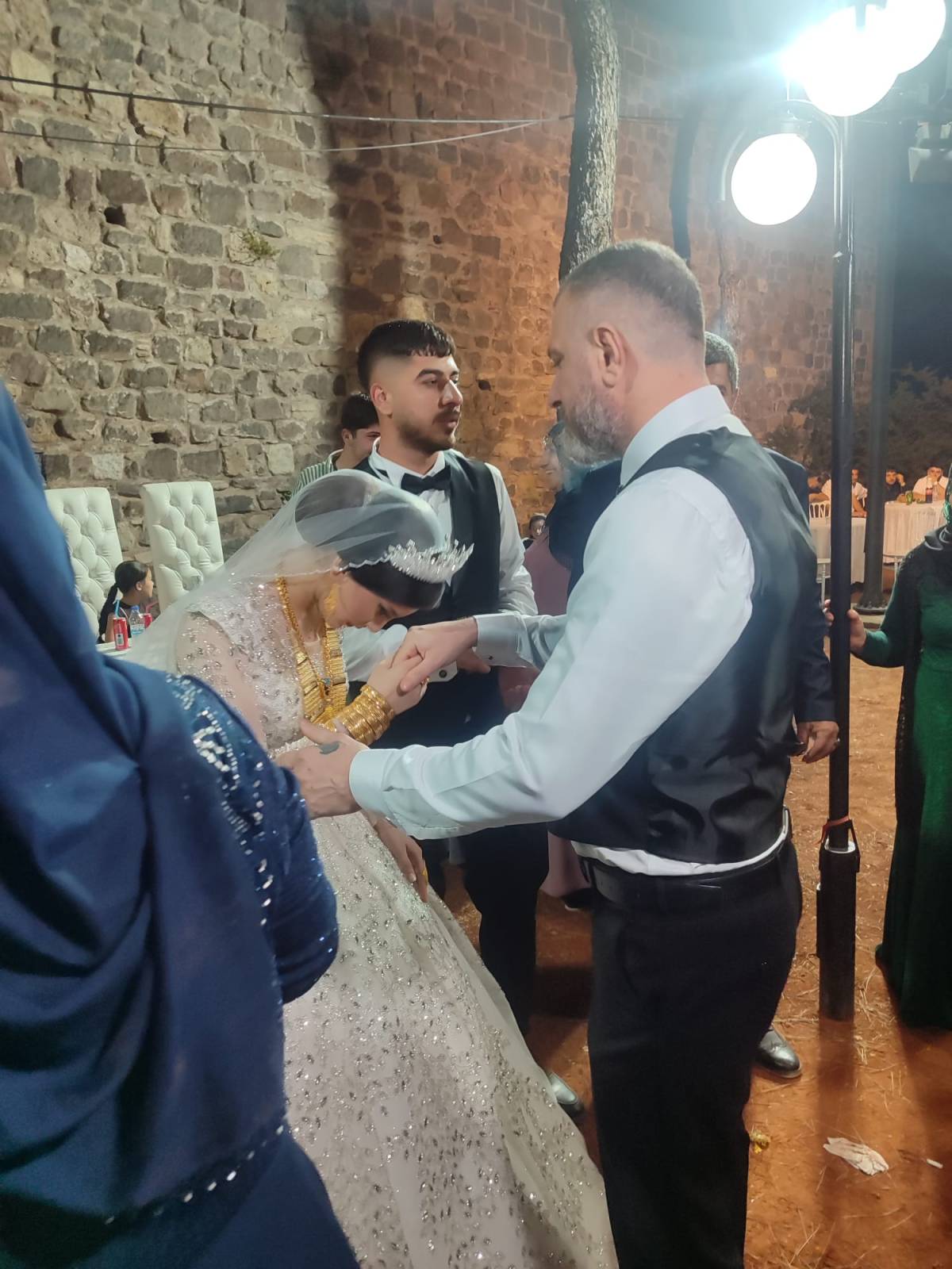 Özer ve Yüksel ailelerinin dostluğu akrabalığa dönüştü AZİZE VE MERT DÜNYAEVİNE GİRDİ