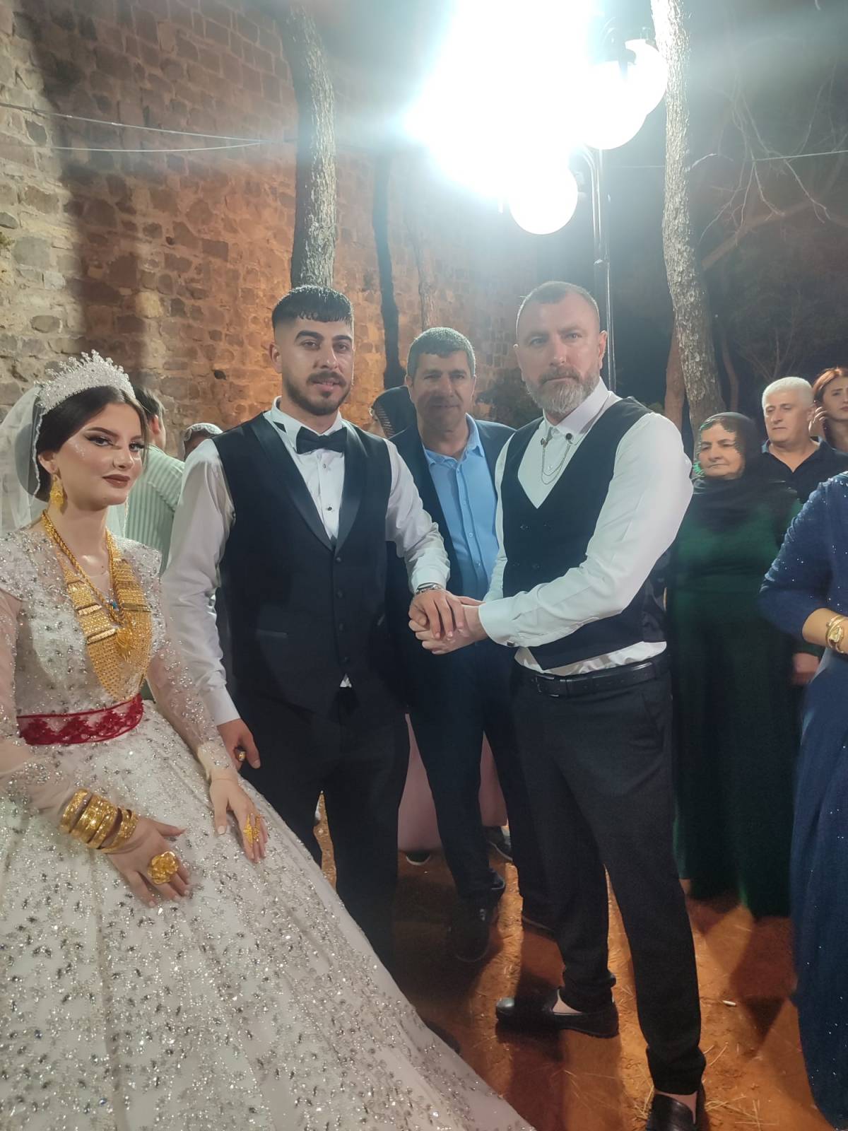 Özer ve Yüksel ailelerinin dostluğu akrabalığa dönüştü AZİZE VE MERT DÜNYAEVİNE GİRDİ